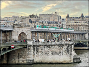 Metropolitana di Parigi: la linea 6 che transita sul pont de Bir Hakeim