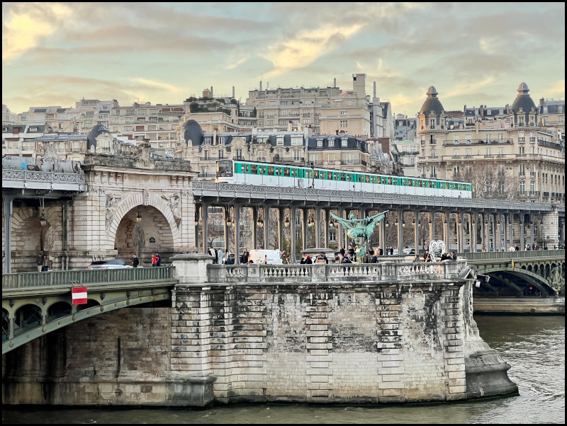 Metropolitana di Parigi: la linea 6 che transita sul pont de Bir Hakeim