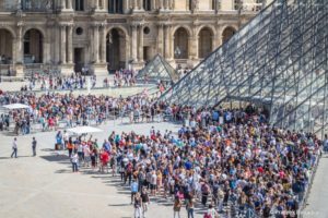 Le file di fronte alla Pyramide du Louvre alle ore 12:00