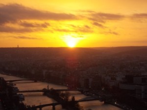 Tramonto dal secondo piano della tour Eiffel. Fonte: Vacanze Parigine