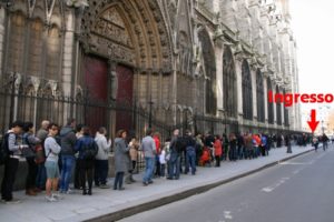 Fila per l’ingresso alle torri di Notre Dame prima dell’introduzione della prenotazione