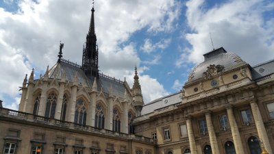 Sainte Chapelle dalla cour du Mai del Palazzo di Giustizia