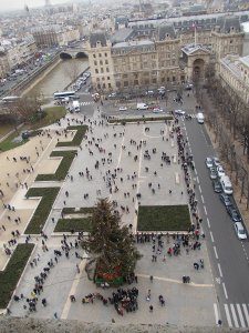 Fila all’ingresso della cattedrale di Notre Dame