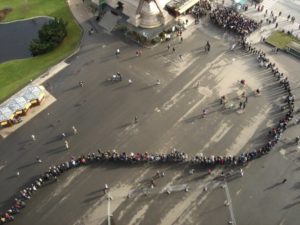 Fila per l’ascensore presso il pilastro Est