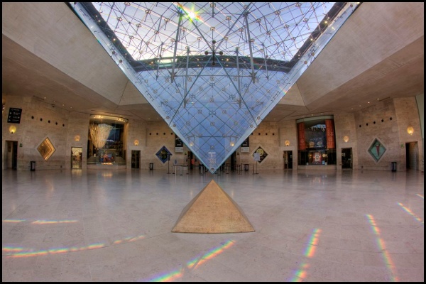 La piramide capovolta all’interno della galerie Le Carrousel du Louvre