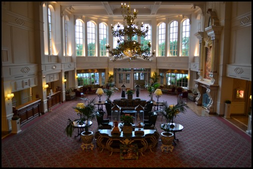 La hall del Disneyland Hotel vista dalle scale