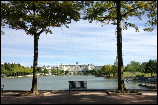 L’hotel Newport visto dalla sponda opposta del lago Disney