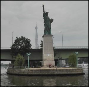 La statua della Libertà e la torre Eiffel viste dal Bateaux Mouches