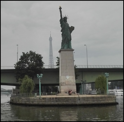 La statua della Libertà e la torre Eiffel viste dal Bateaux Mouches