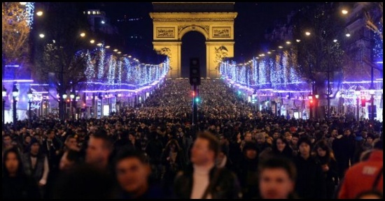 Gli Champs Élysées durante il capodanno 2014