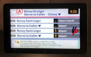 Schermo informativo coi treni in partenza alla banchina d'attesa del RER A