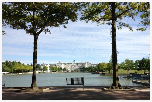 Il lago Disney e l’hotel Newport Bay Club sullo sfondo