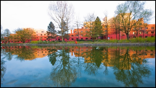 Vista dell'hotel Santa Fe dall'altro lato del Rio Grande