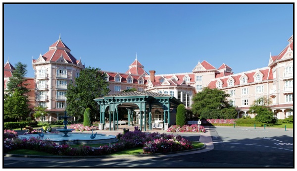 Ingresso principale e ala Est del Disneyland hotel