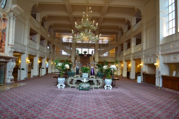 La hall del Disneyland hotel