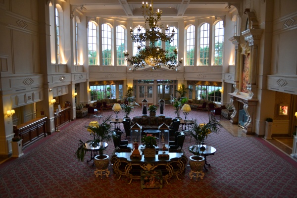 La hall del Disneyland hotel vista dalla scalinata