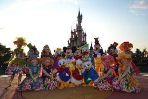 Personaggi Disney in posa sotto il castello della Bella Addormentata