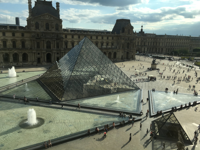 Biglietto per il Louvre: la Pyramide du Louvre vista dall’ala Richelieu